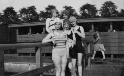 119515 Afbeelding van enkele meisjes, vermoedelijk in de N.V. Utrechtsche Open Zwem- en Badinrichting aan de Kromme ...